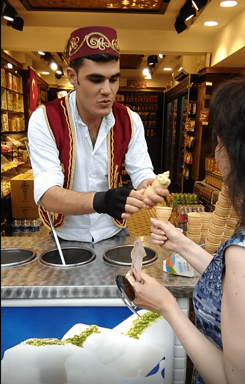 Дондурма - традиционное турецкое мороженое