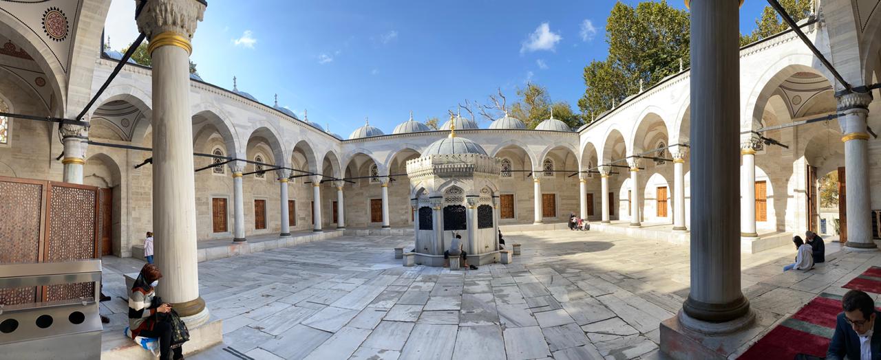 Мечеть Йени Валиде (Ускюдар), внутренний двор