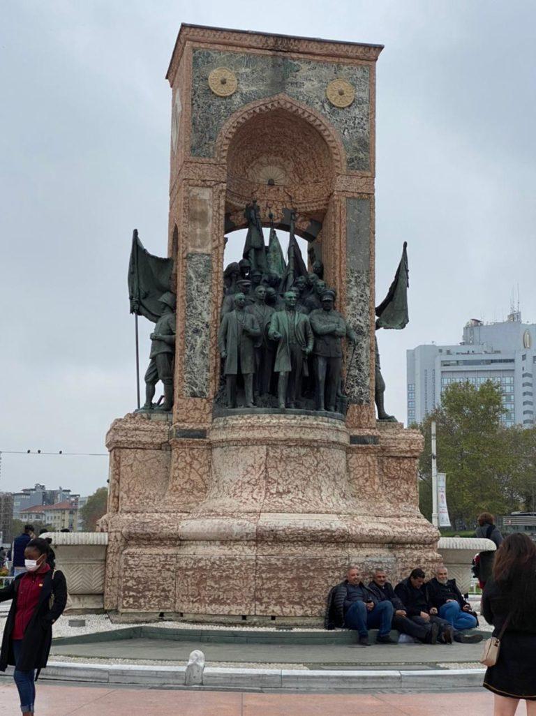 Памятник Республика