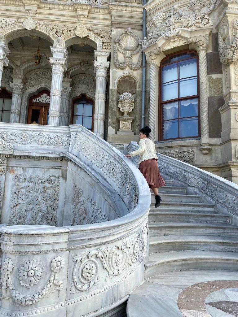 Дворец Кючюксу. Мраморная лестница главного входа