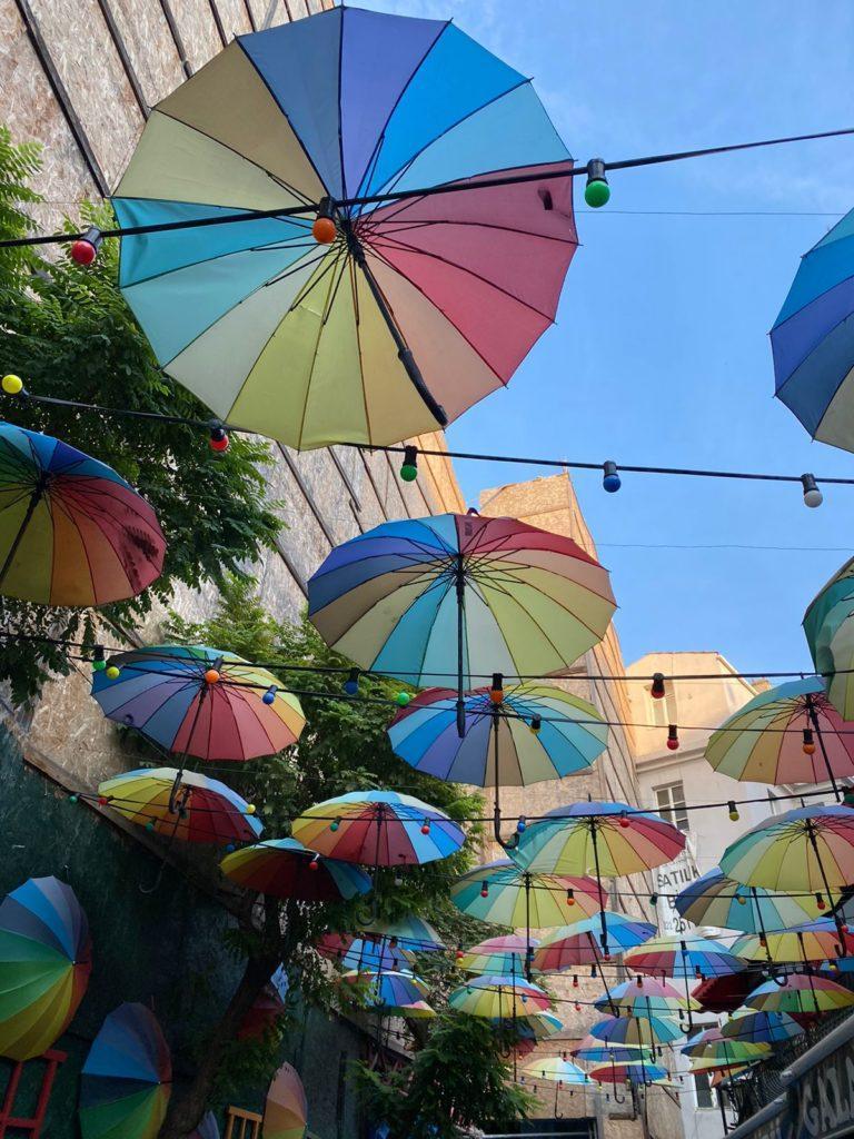 Улица с зонтиками в районе Каракёй