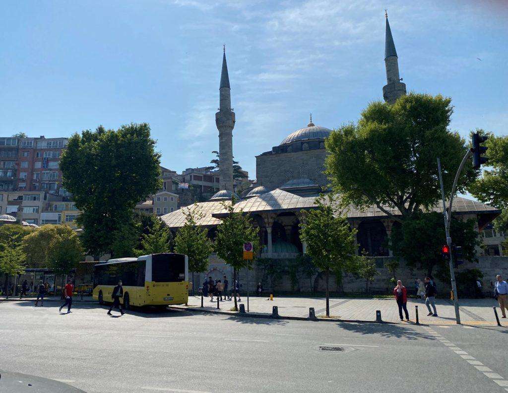 Мечеть Миримах-султан и остановка автобуса № 15 в Ускюдаре