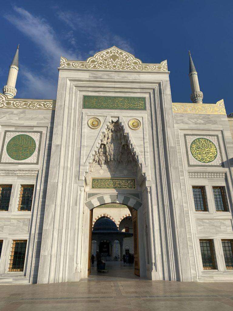 Вход в мечеть Чамлыджа в Стамбуле