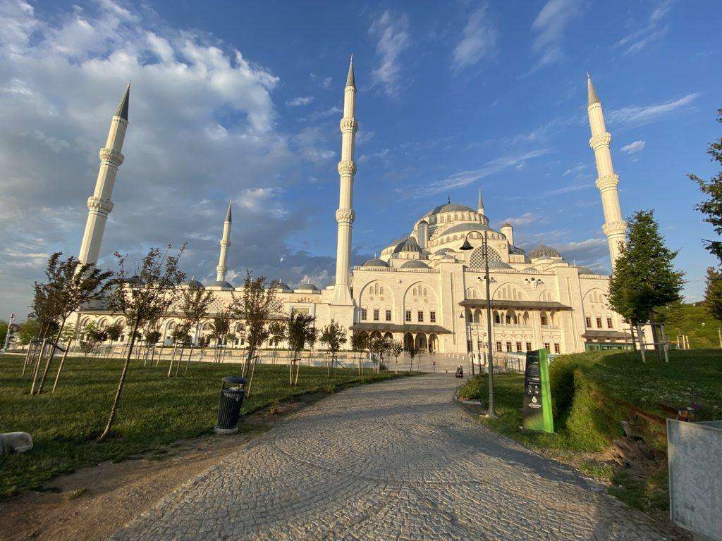 Мечеть Бююк Чамлыджа (Büyük Çamlıca camii) с парковой зоной