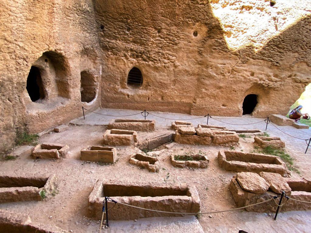 Скальные гробницы в Даре