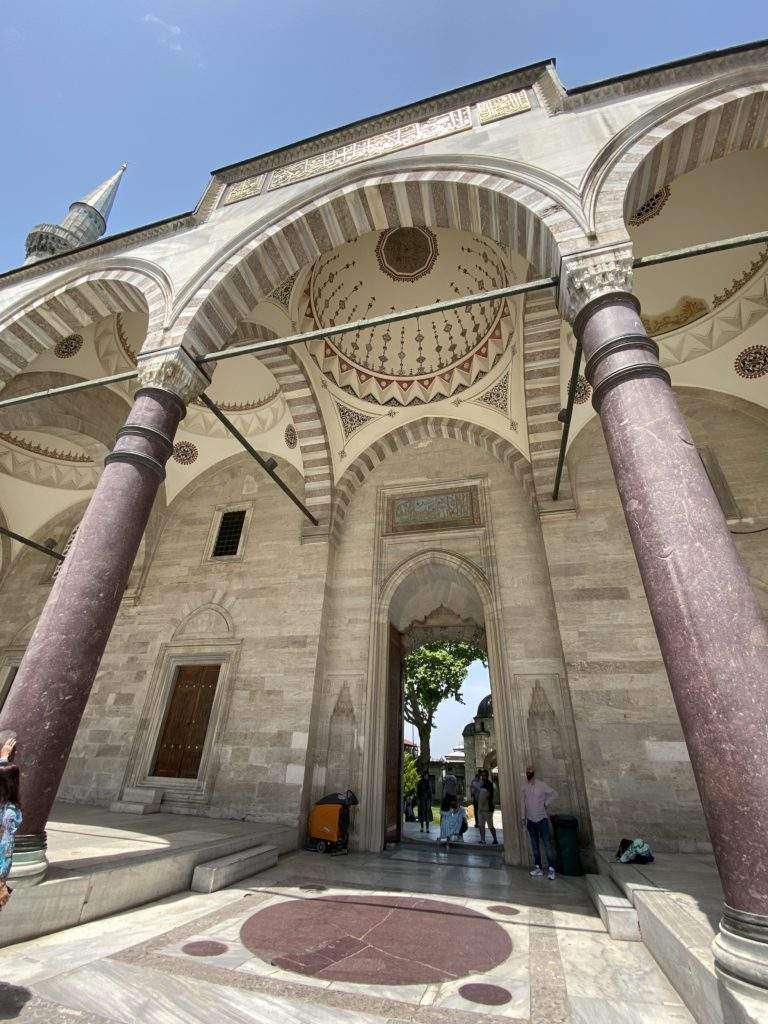 Древние колонны мечети Сулеймание