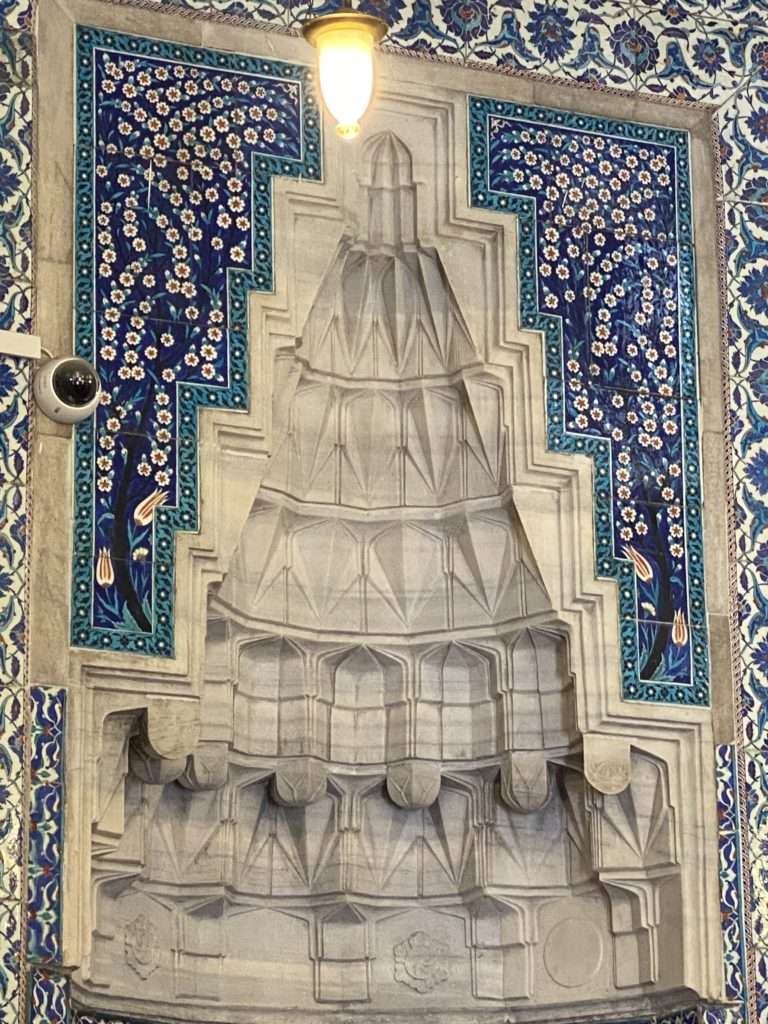 Изразцовые плитки на стенах успыпальницы Хюрем султан