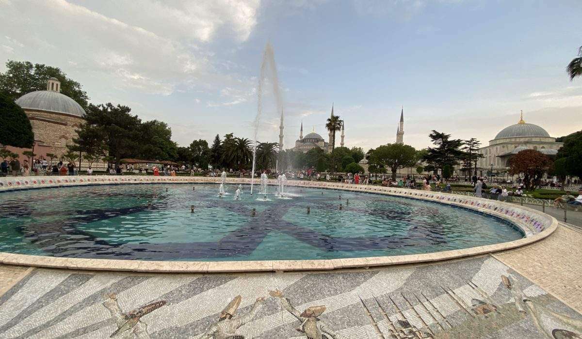Мозаичный фонтан на площади Султанахмет