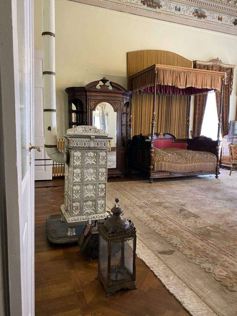 Убранство спальни во дворце Долмабахче