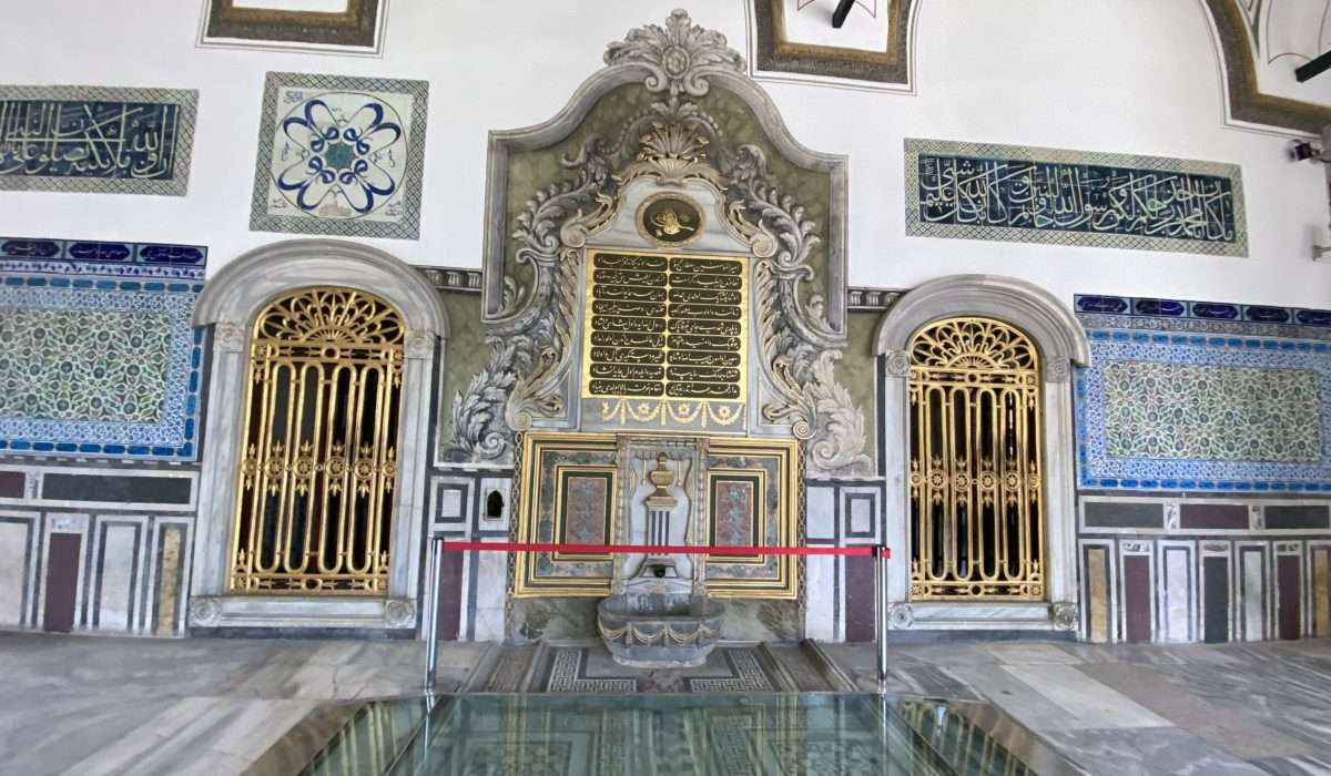 Колонный зал павильона Священной мантии в Топкапы
