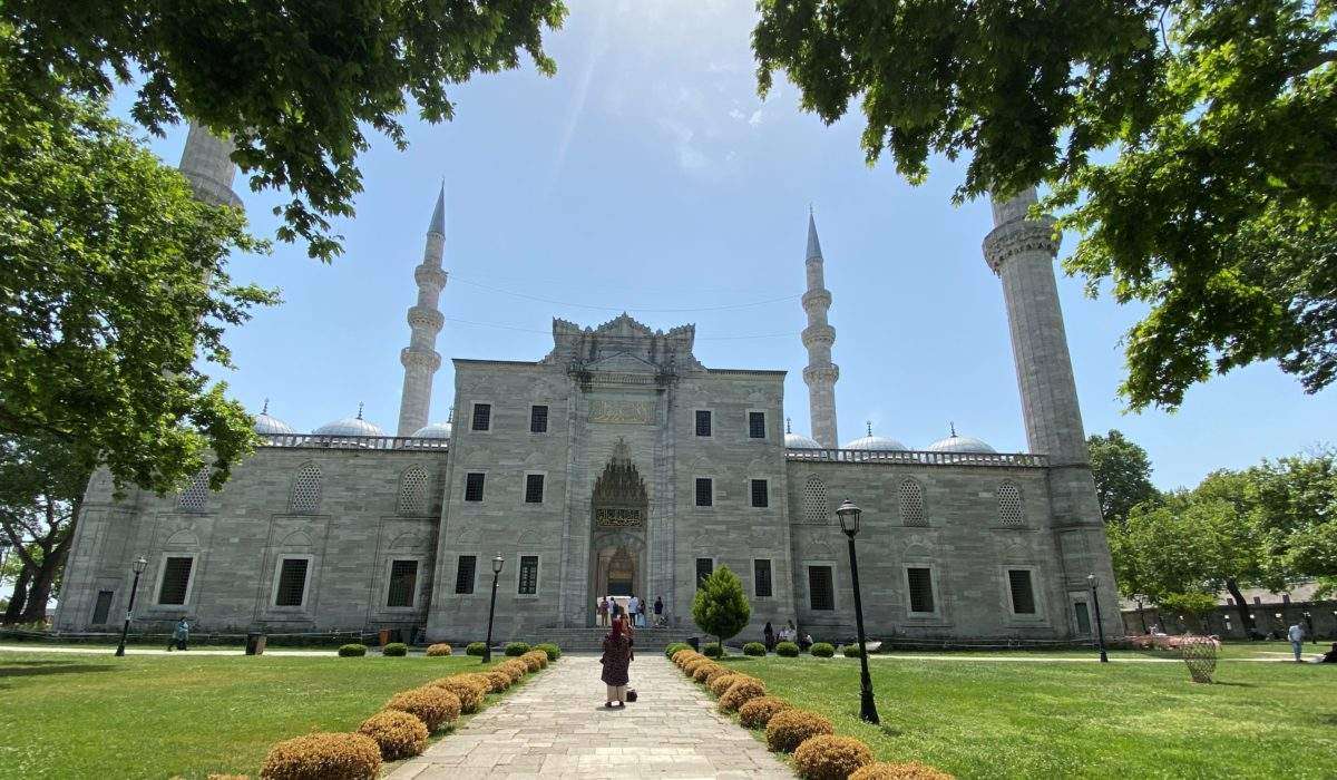 Вход в мечеть Сулеймание