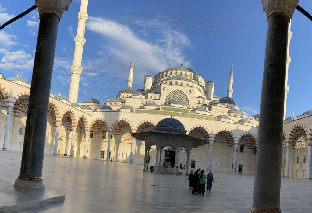 Внутренний двор самой боольшой мечети Стамбула